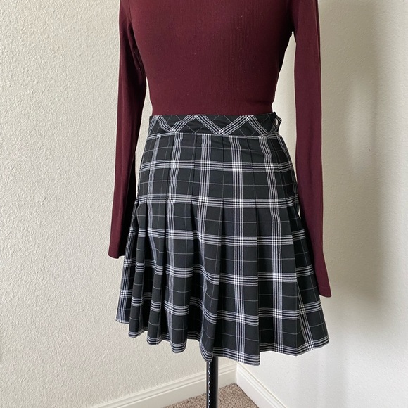 Black and white plaid schoolgirl skirt - Picture 1 of 2